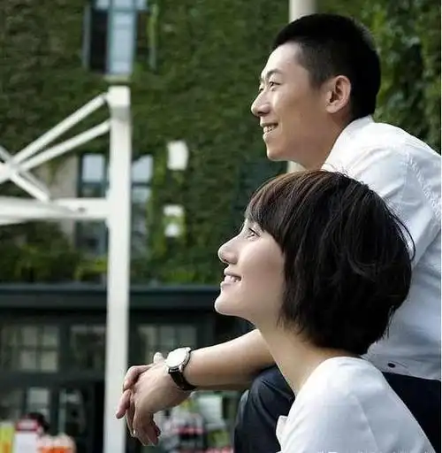 袁泉性格偏向于宁静,但为了满足夏雨的喜好,她愿意陪伴他参与各种运动