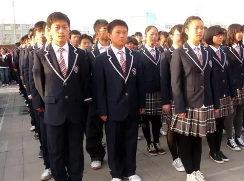 2000元天价校服惹争议不到半年就褪色变形校方回复很强硬