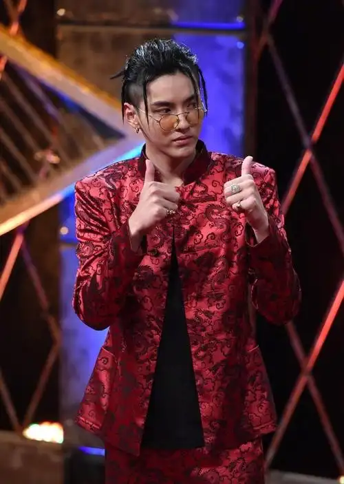 吴亦凡为捞金, 穿越时空的发型都用上, 还被网友做成表情包