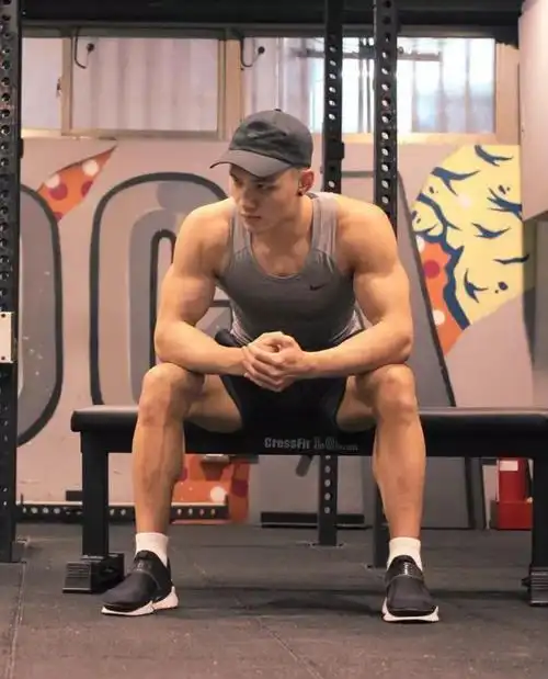 来自台北小哥名叫黄欣元这位小钢炮瞬间就脱颖而出颜值在线肌肉能打或