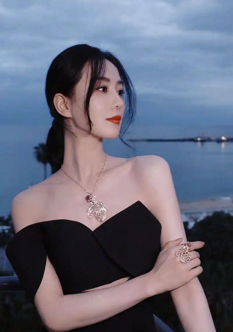 刘诗诗黑色抹胸连衣裙优雅时尚写真