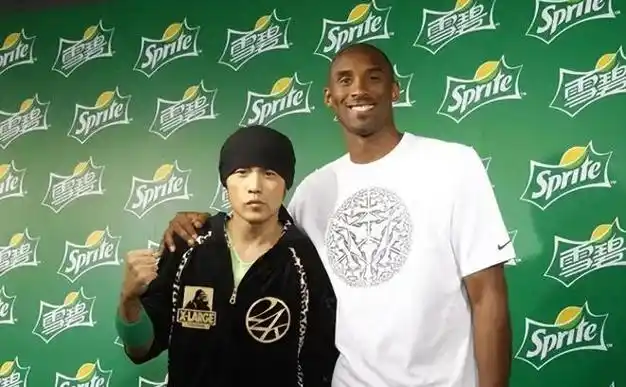 周杰伦怀念科比,演唱会泪洒现场