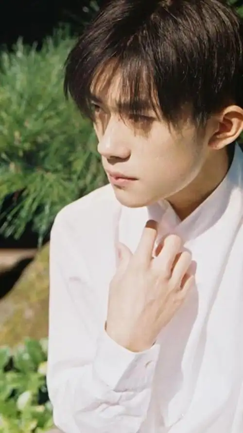 阳光少年易烊千玺时尚休闲迷人