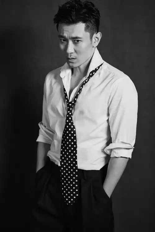 赵冉痞帅写真露出五官硬朗man帅有型