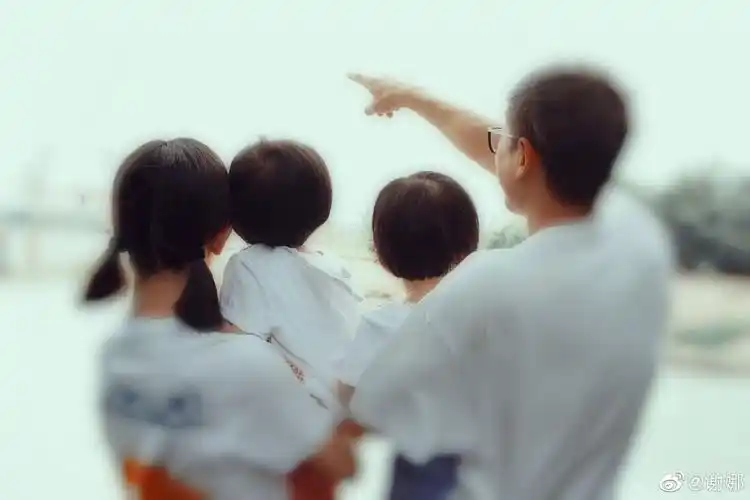 张杰终于高调秀恩爱,一家四口温馨同框,女儿的手指成亮点