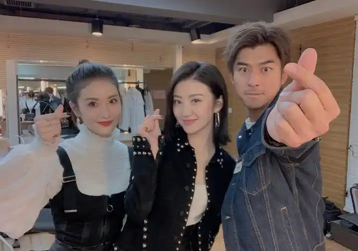 景甜晒与陈柏霖赖雨蒙可爱合照