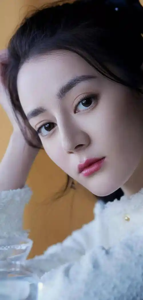 迪丽热巴最美容颜壁纸:就这样看着你,看着你(iphone 13 pm)_庄子_pro