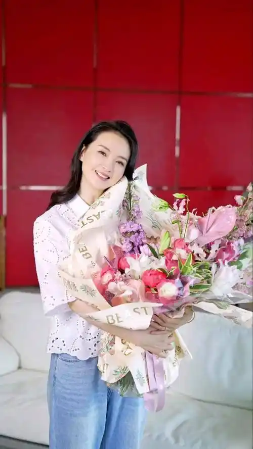 视频中,王艳身穿白衬衫搭配牛仔裤,披着齐肩发,身上虽没有佩戴各种