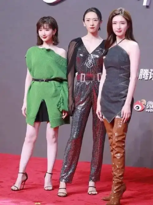 虽然毛晓彤输了身高,但她却赢了颜值,三人合影,她最漂亮