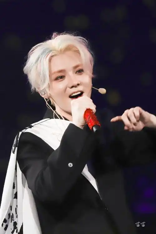 鹿晗染了彩色头发