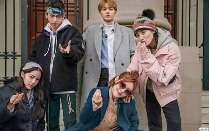 小鬼童年照曝光了,小时候真软萌,但主持人一句话把他谈哭了