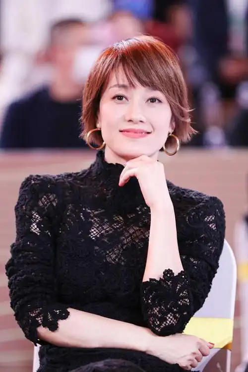 马伊琍的身上有大女人气质蕾丝拼接黑裙穿出高贵美感