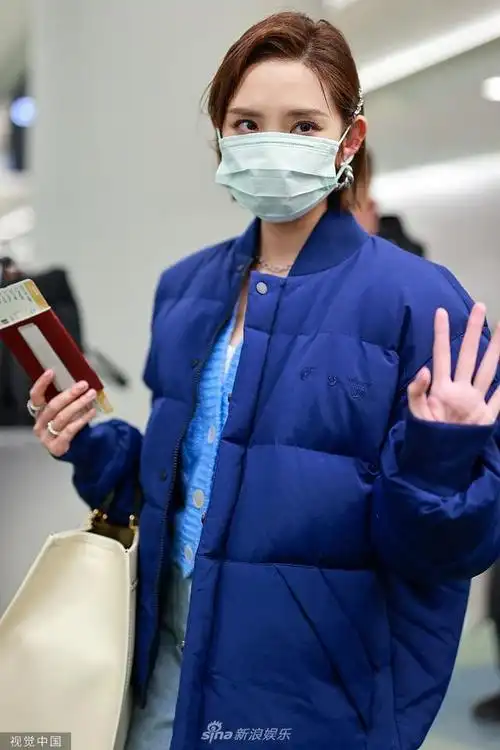 组图唐艺昕现身机场笑容治愈穿克莱因蓝简约有范