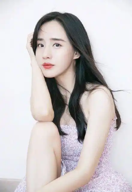 原创39岁王智爆少女风写真身穿抹身材碎花裙露香肩美腿身材堪比超模