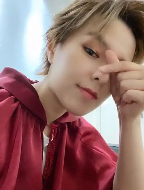 p>杨芸晴(sunnee),1996年9月28日出生于泰国曼谷,泰籍华裔女歌手