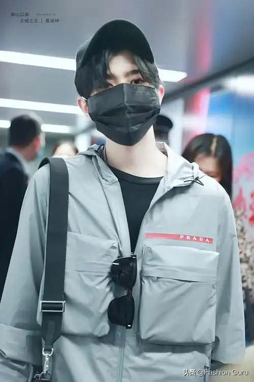 蔡徐坤身着prada现身机场