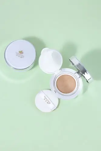 2021化妆品简约时尚摆拍