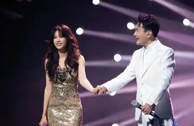 张信哲商演惹争议被富婆全程牵手唱歌举止亲密曝出场费130万