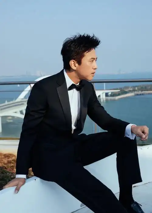 邓超金鸡奖造型#感觉今天晚上的邓超真的是格外的帅呀,认真搞事业的