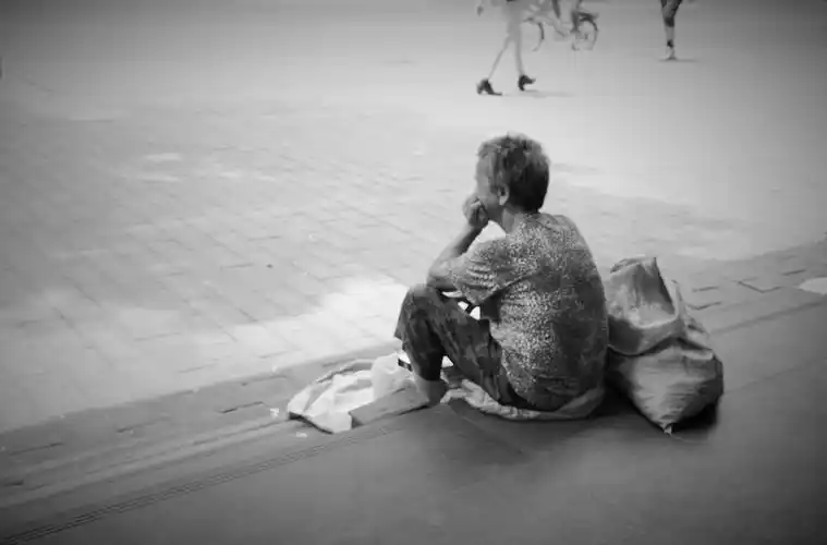 上了年纪的人,仿佛看破红尘,坐在街头,一个人看人来人往.