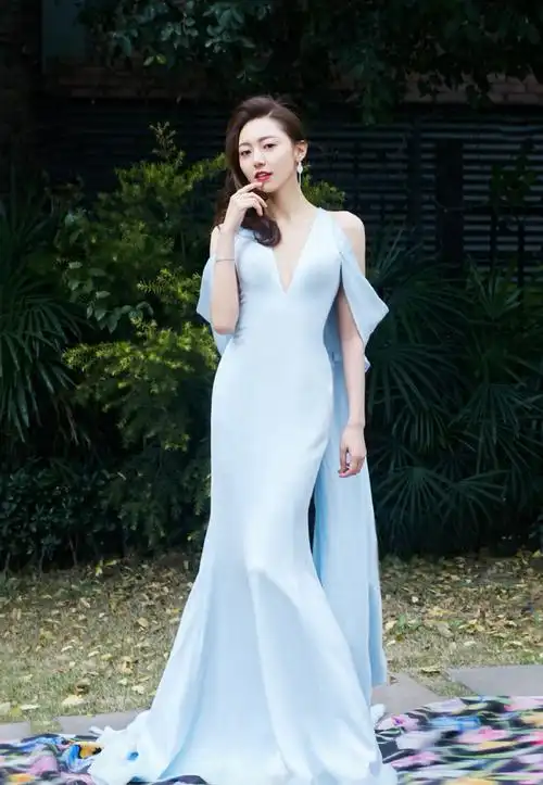 简介:黄梦莹蓝色礼服性感写真图片,分享一组黄梦莹图片给大家,图中的