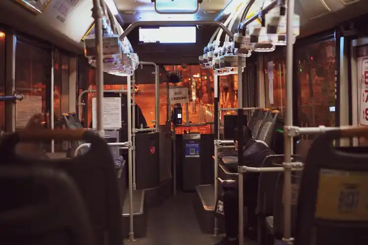 生活夜晚的公交车