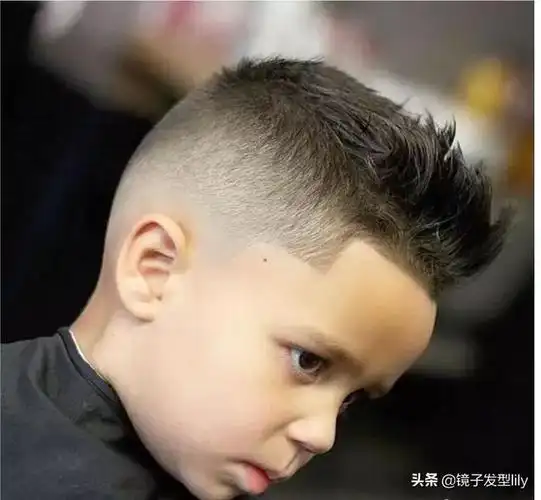 可爱男生发型图片,男孩发型图片(小男孩别剪锅盖头了)