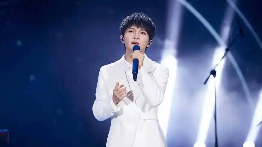 2014年,周深参加了浙江卫视的歌唱选秀节目《中国好声音第三季》,凭借