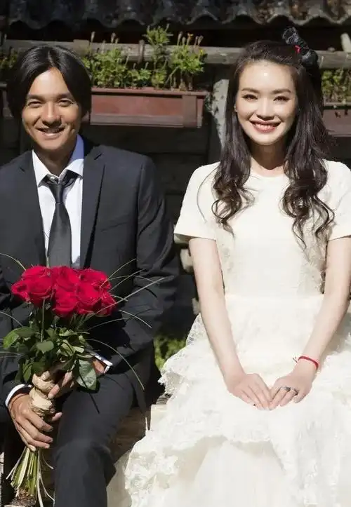 48岁舒淇正式补办婚礼,中式婚纱仅千元,冯德伦邀众星到场见证