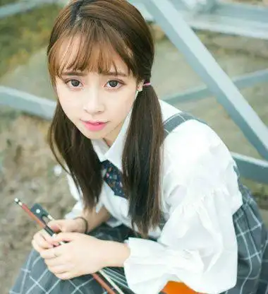 学生刘海高马尾与耳暖搭配