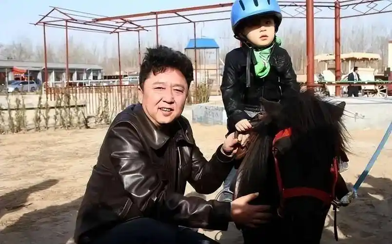 "于谦打小跟随姥姥生活,被家里6个女人管束,他的童年的世界充满了说教