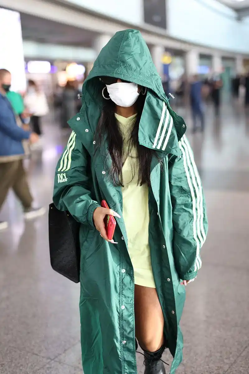吉克隽逸街拍:ivy park绿色风衣搭配长靴 lv包实用百搭