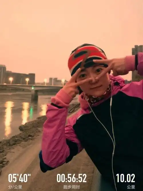 晨跑十公里跑在冷风中