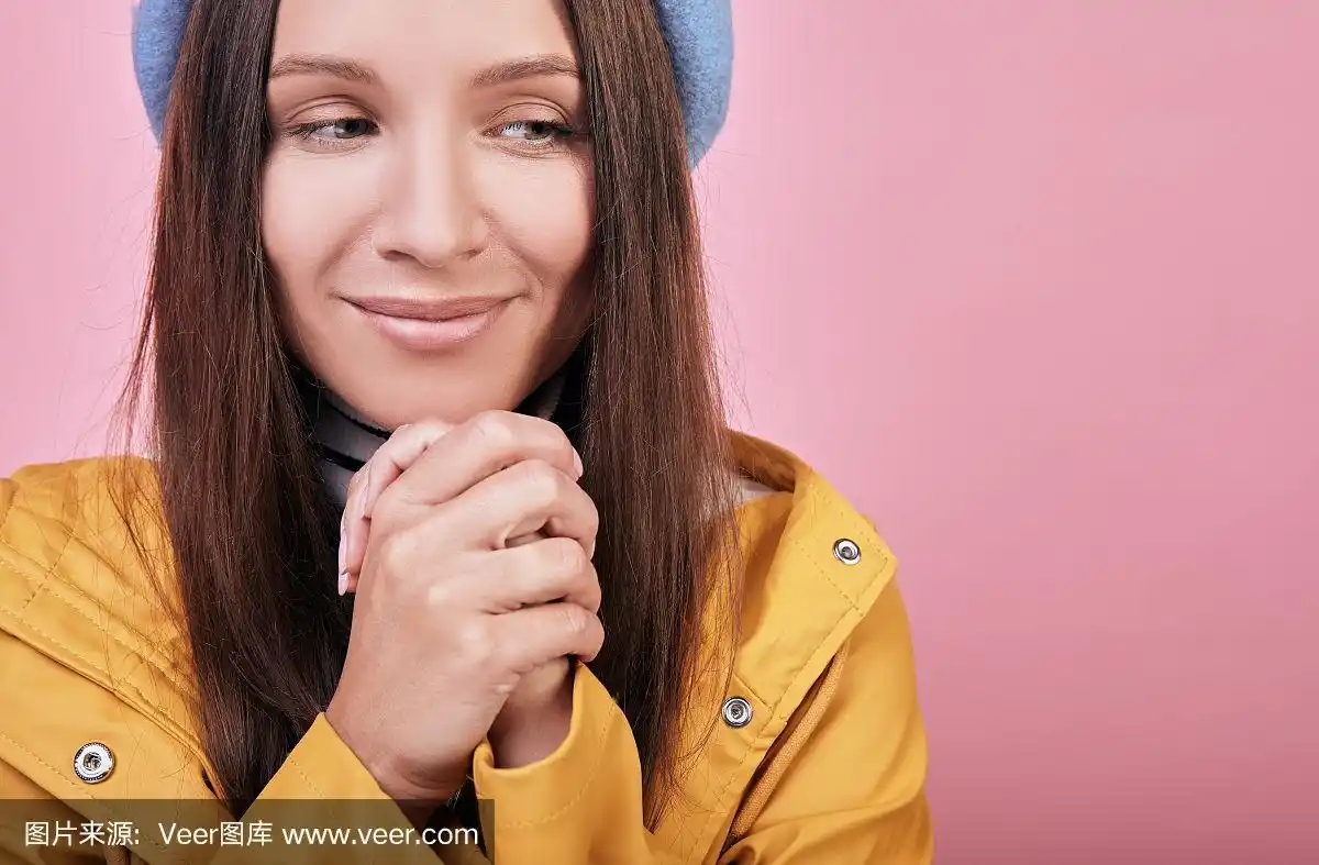 美丽的女孩有一张漂亮的脸,一双绿色的眼睛,双手合十