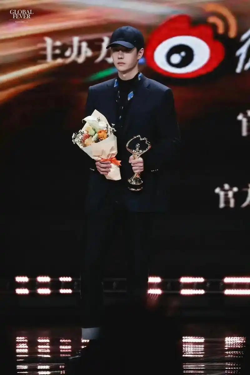 行程结束~  今天吃的有点撑呀  齁甜~恭喜王一博获得微博年 - 抖音