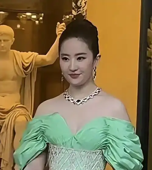 刘亦菲生图太胖,将舒淇挤到都要翻白眼了,还被嘲刻意谄媚外国人