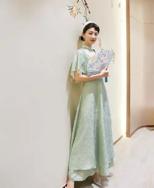 沈眉庄斓曦近照曝光穿旗袍裙戴发箍像小姑娘还是那么温婉