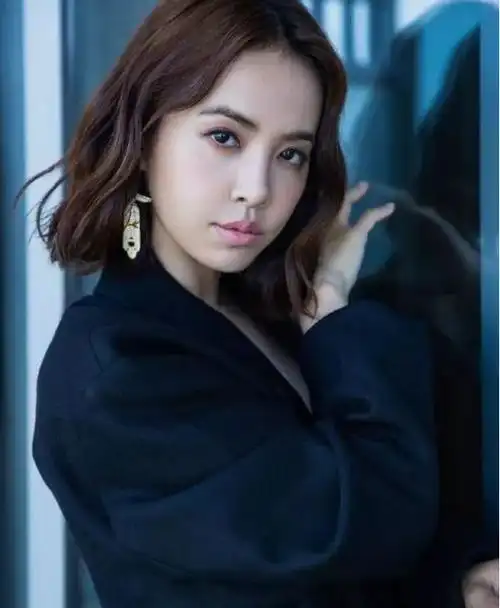 很多女明星都纷纷的剪这款短发,摩卡波波头短发造型和别的发型师完全