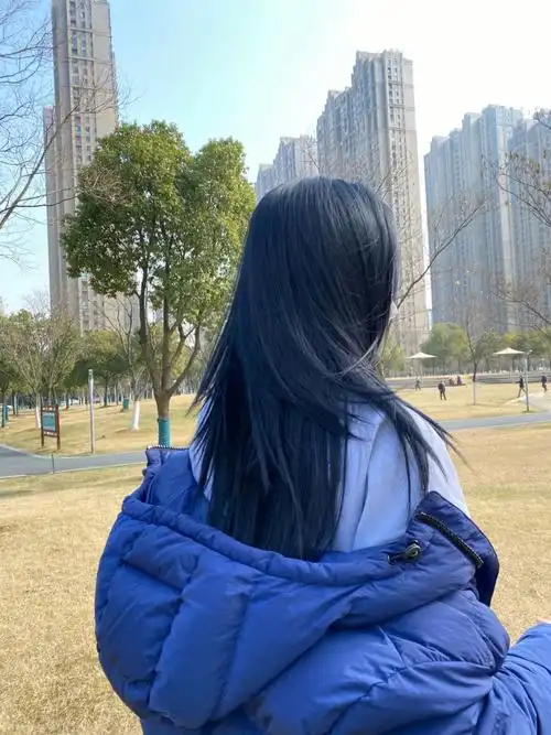 一次染发哈哈哈 但是能染出来蓝黑 先染了金棕色打底再上的蓝色染发膏