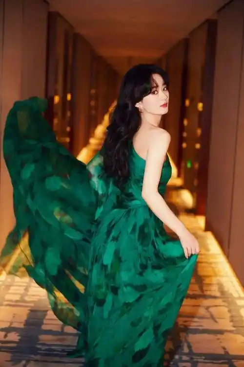 赵丽颖和贾玲撕上热搜这瓜看得我一身冷汗