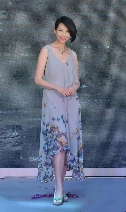 鱼嘴高跟鞋拉长身高的同时增添蔡少芬的女人味,蝴蝶项链营造造型亮点