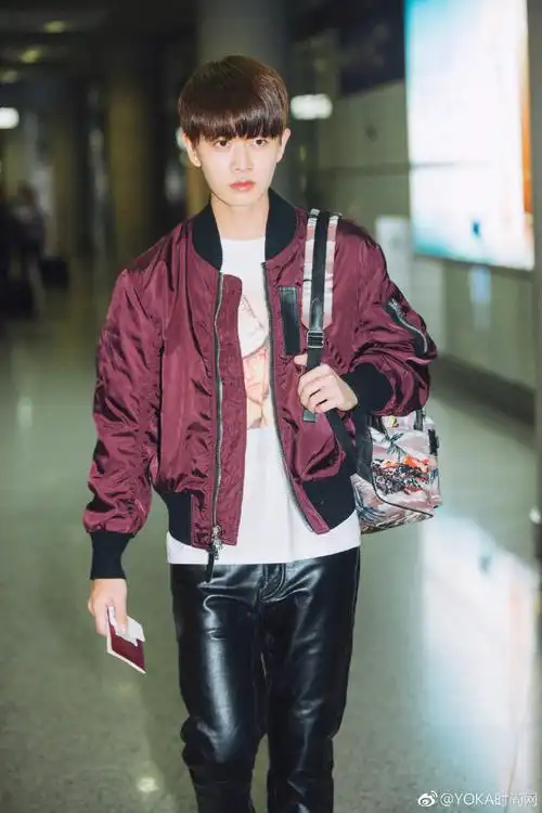 yoka向尚看#@任嘉伦allen一身休闲装出发#纽约时装周#,身穿coach x