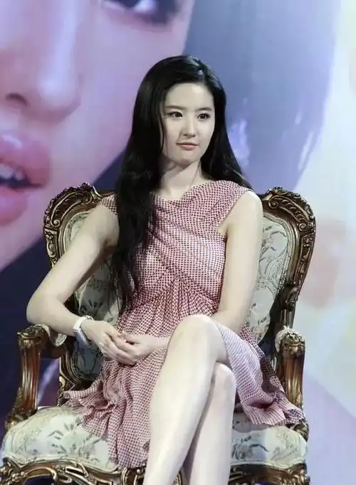 刘亦菲早期羞涩照:最美的初恋