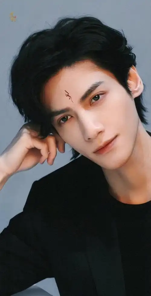 罗云熙歪头侧颜杀