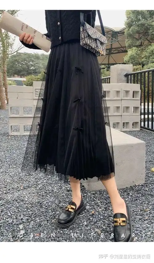 注入优雅时髦腔调,半身裙充满了诗意和vintage风情,搭配起来比你想象