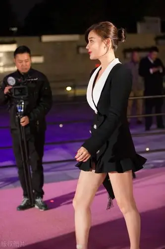 袁姗姗踩高跟鞋女人味十足看起来更漂亮了