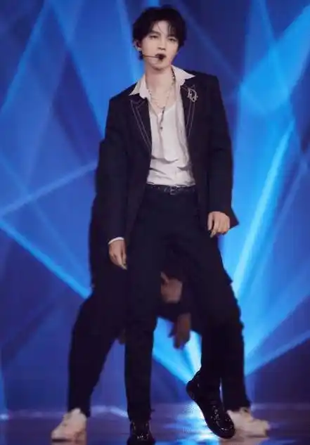 原创有种整容叫王俊凯发育后与1米8吴磊齐高穿校服都像超模