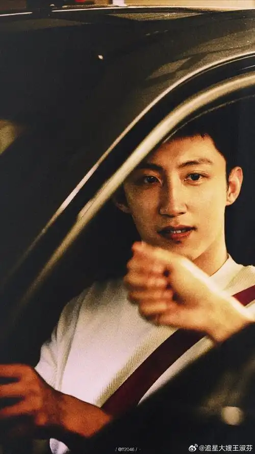 《飞驰人生》2希望你识相点多放一点赛车手黄景瑜的照片,别逼我跪下来