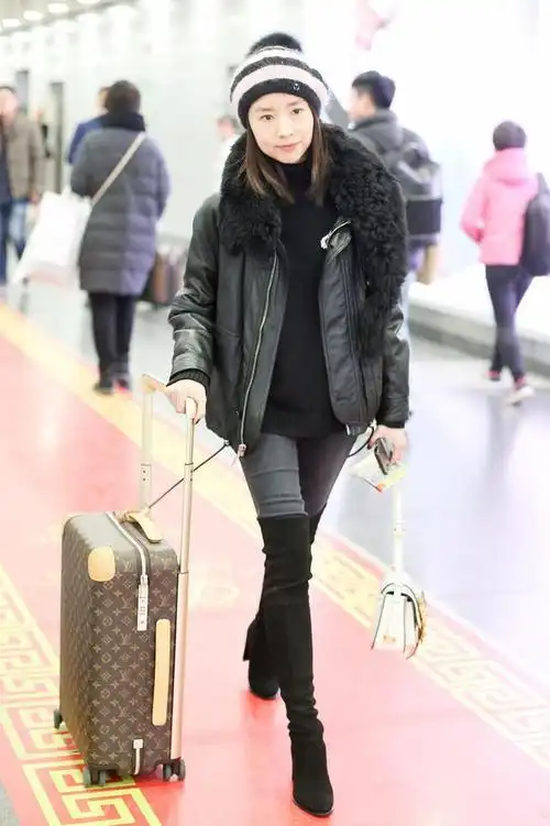 董洁又素颜走机场穿皮夹克配牛仔裤过膝长靴时髦洋气又显嫩