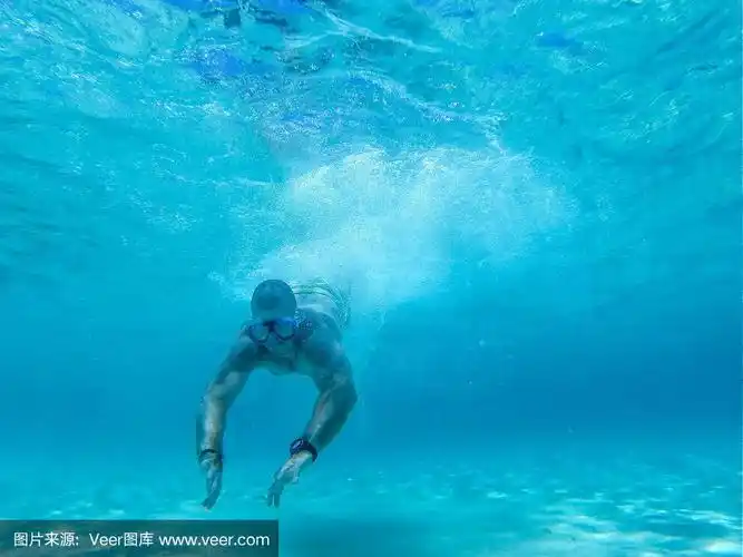 一个男人跳进海里的水下照片
